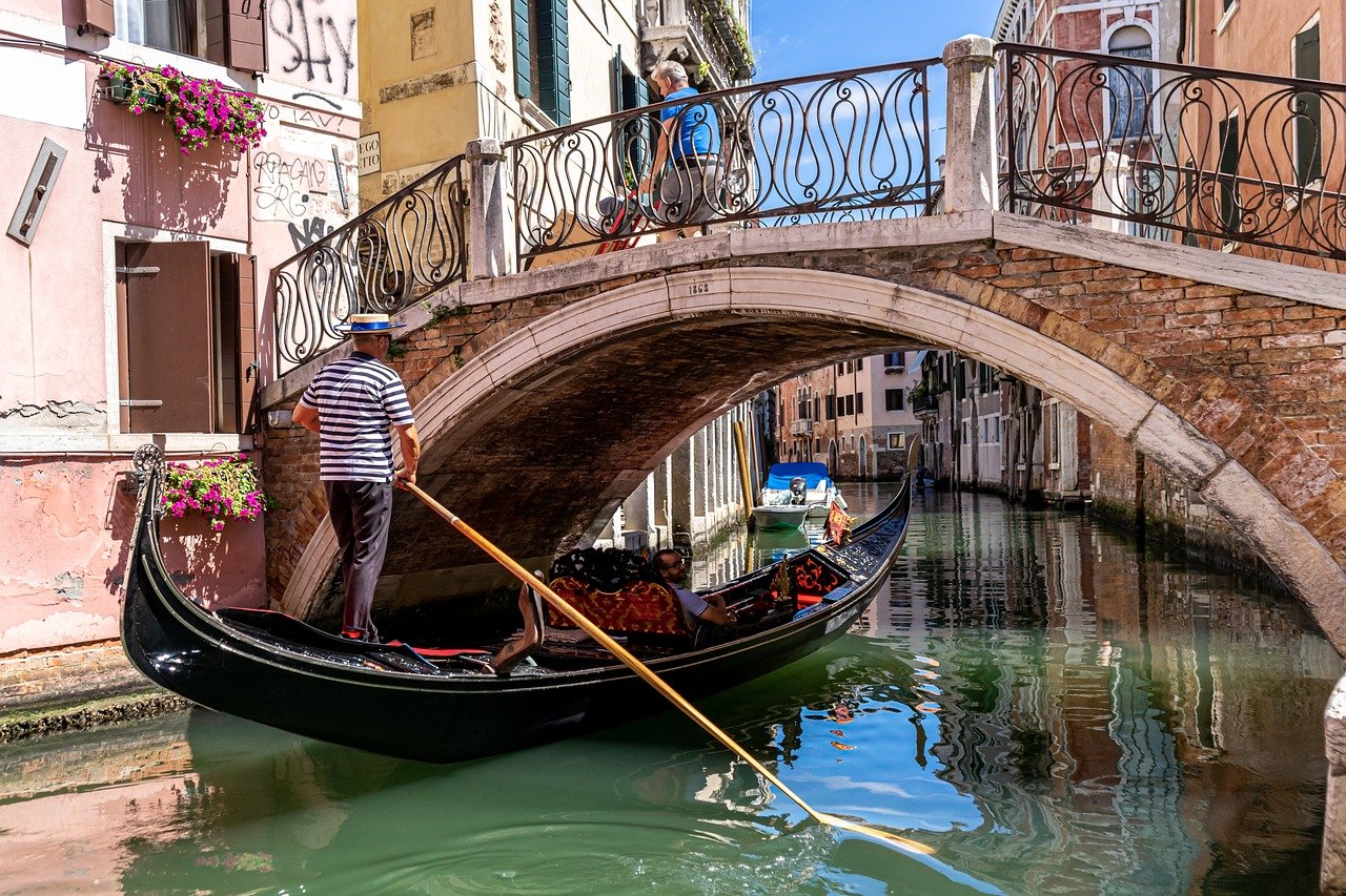 Gondolák: The Iconic Boats of Venice and Their Enduring Legacy